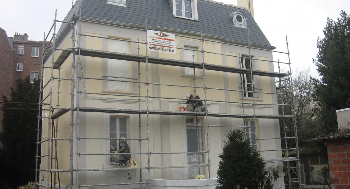 Avant ravalement en peinture et décoration de façades